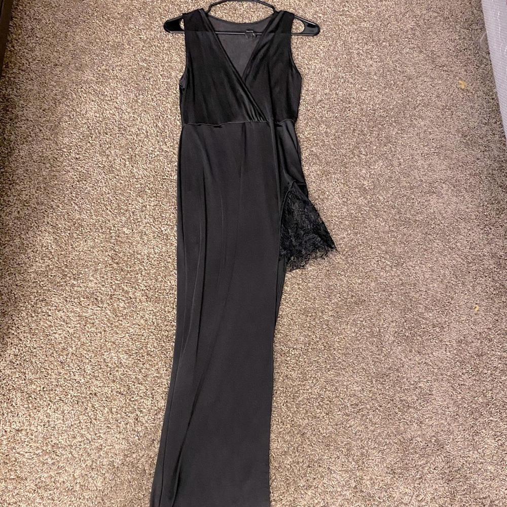 Black sexy long dress , laced and revealing by leg